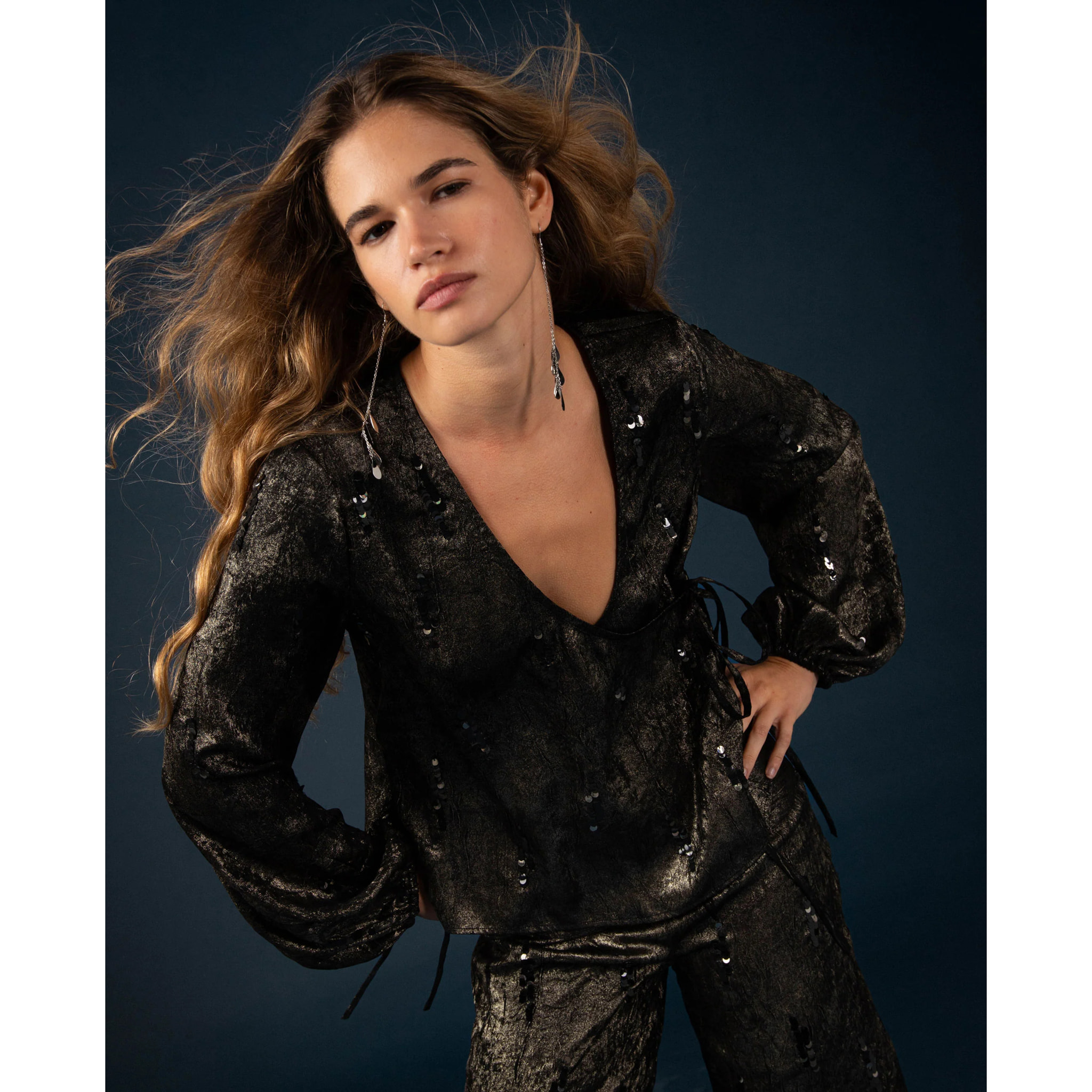 Blusa bordada de lentejuelas con cierre cruzado de mujer