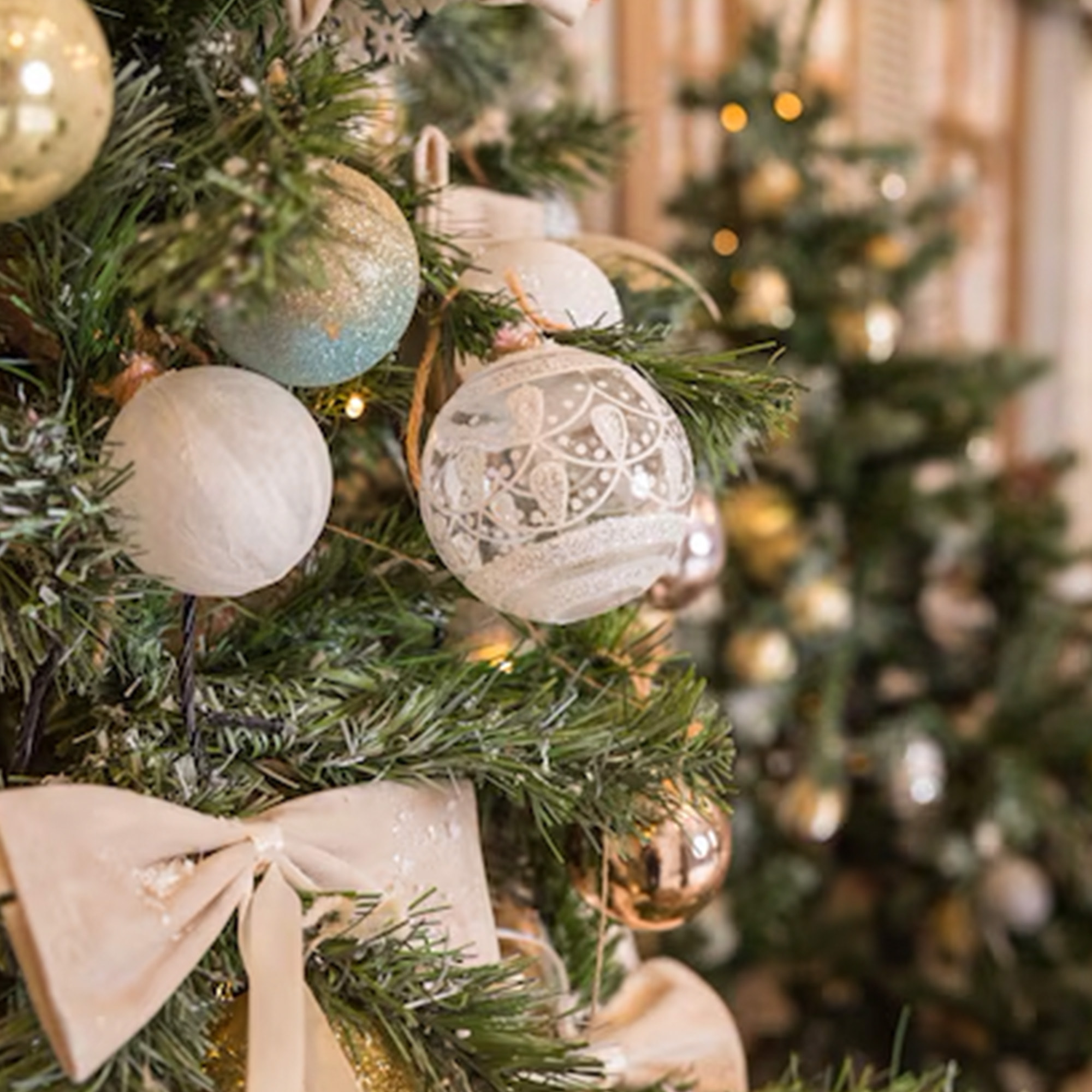 set de 35 bolas de navidad de 6cm con 5 diseños diferentes en relieve color plata