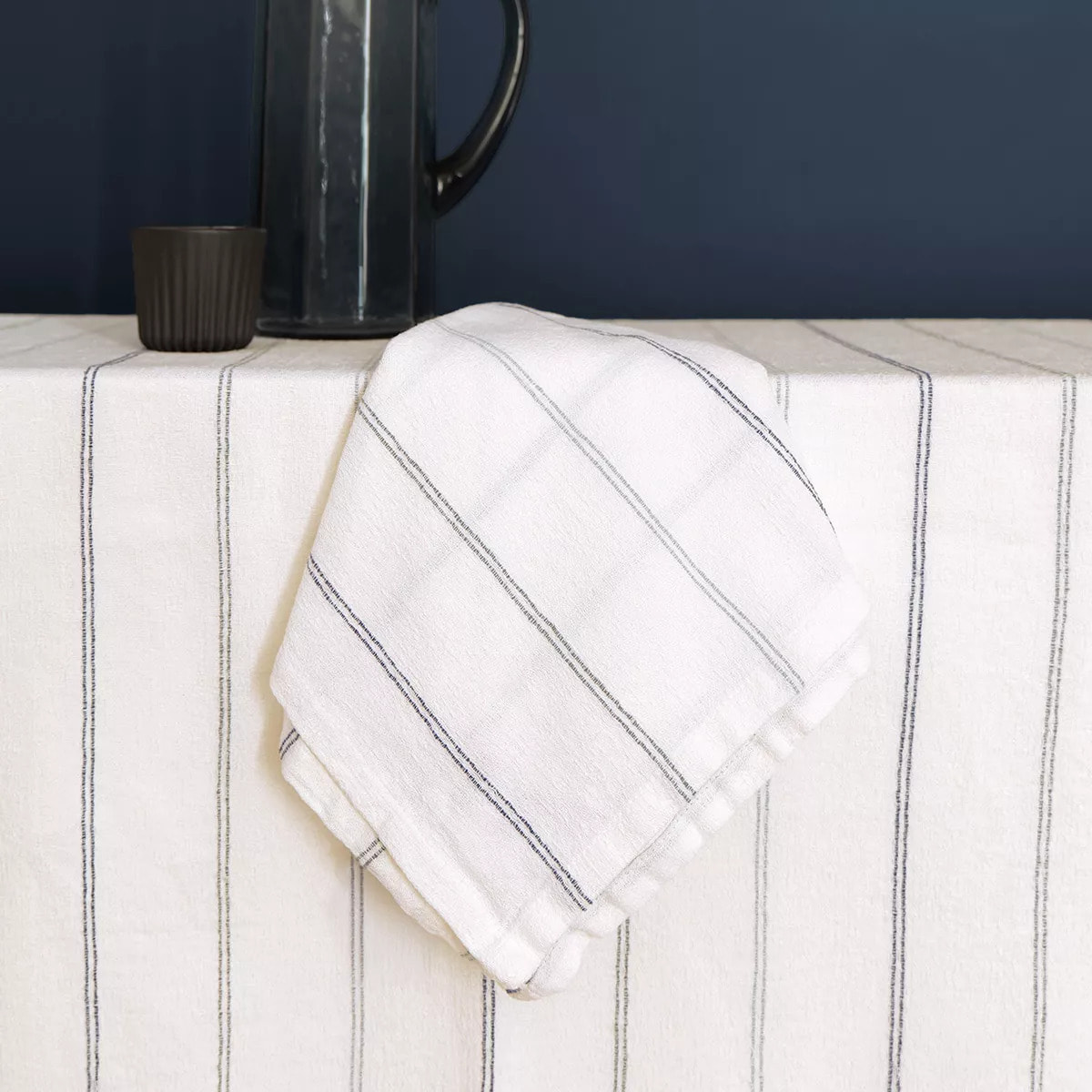 Serviette pur coton lavé motif jacquard blanc bleu Rimini blu