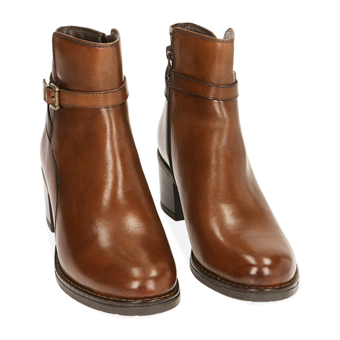 Botines de piel cognac, tacón de 6 cm.