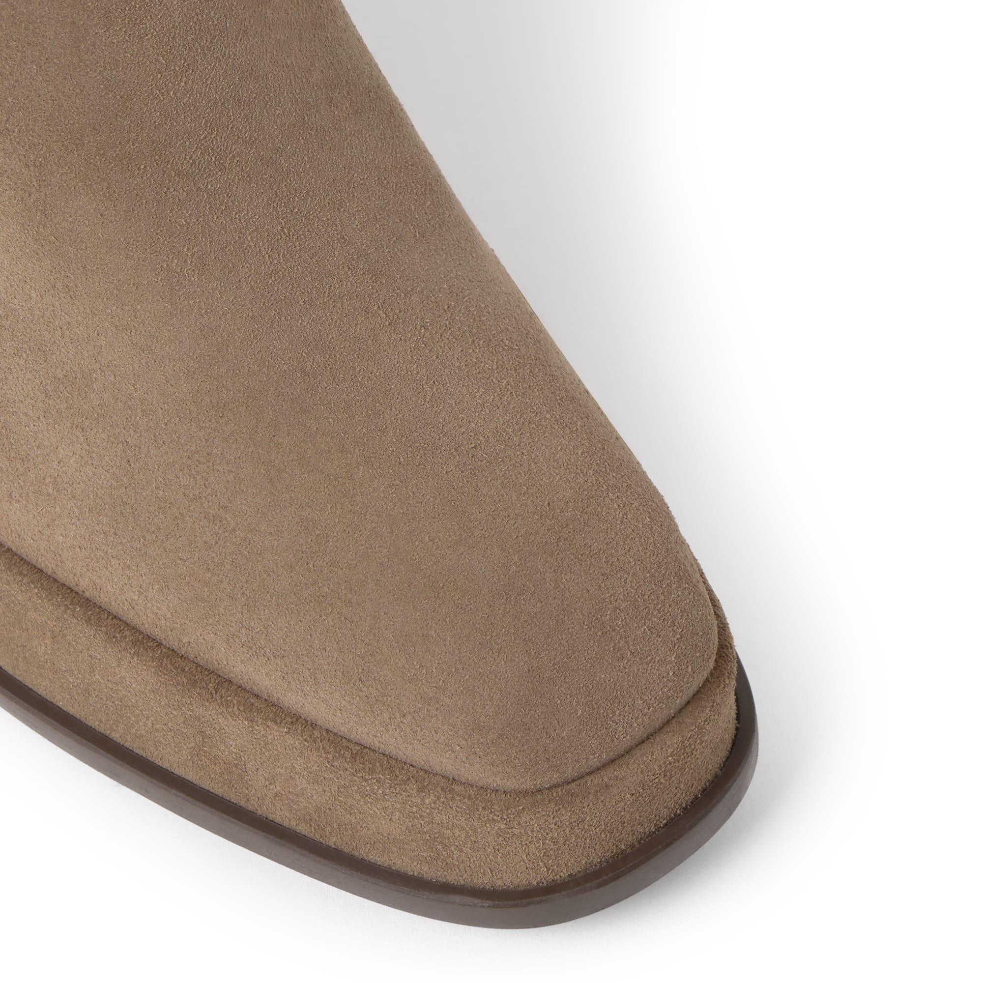 Botín de tacón Blanche en serraje con detalle intrecciato y cierre elástico