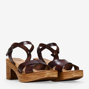 Sandalias de piel marrones con tacón de madera