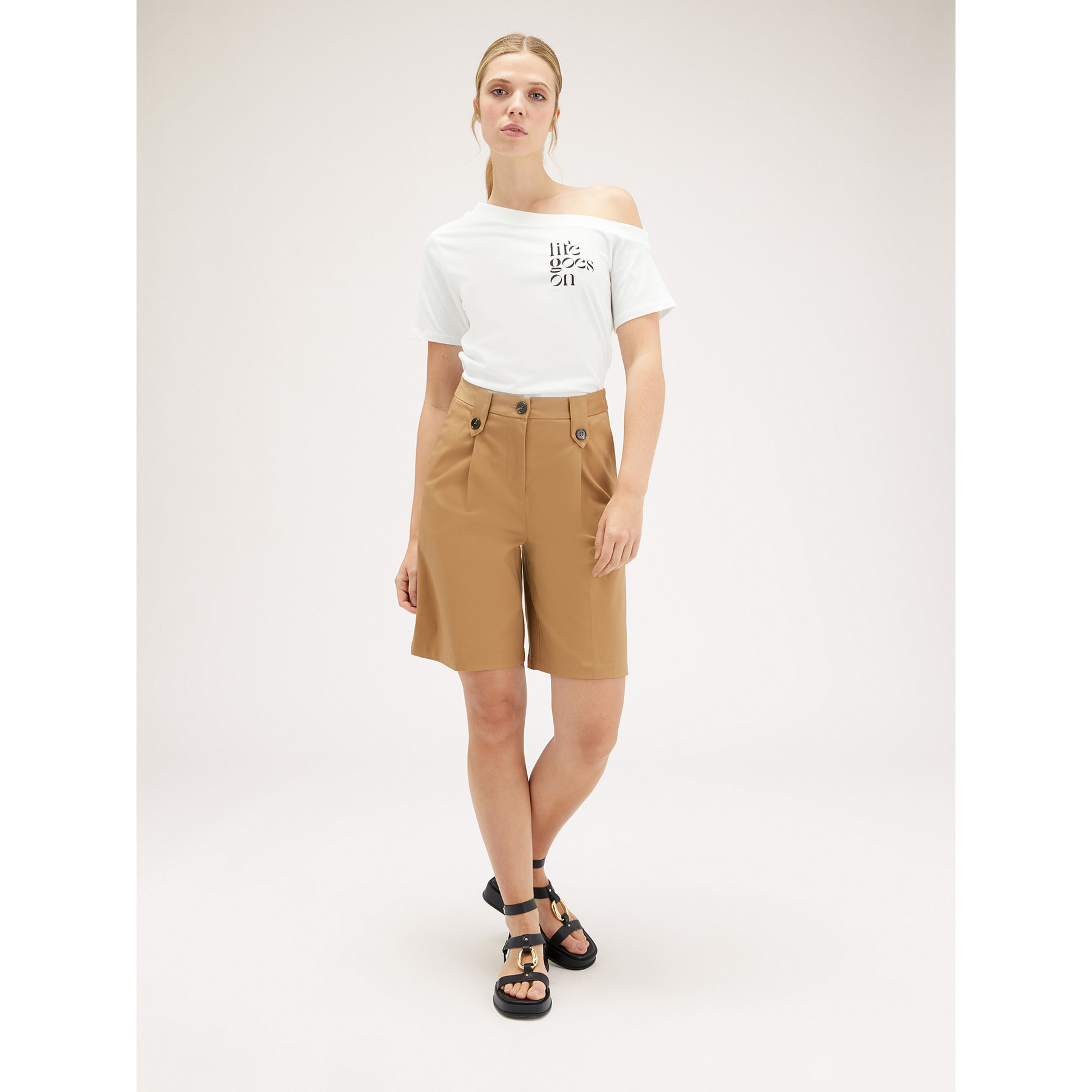 Motivi - Camiseta con escote asimétrico y texto - Blanco