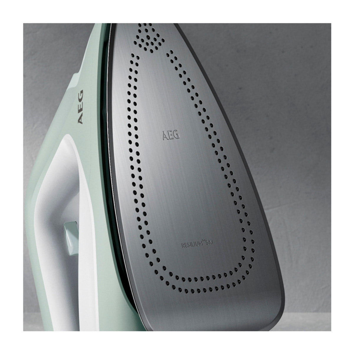 AEG Centro de planchado AEG Delicate 6000 de 2000 W y 300 g/mm de golpe de vapor ST6-1-4LG