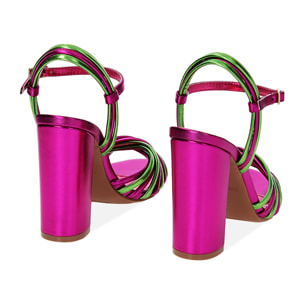 Sandalias con tacón fucsia en laminado