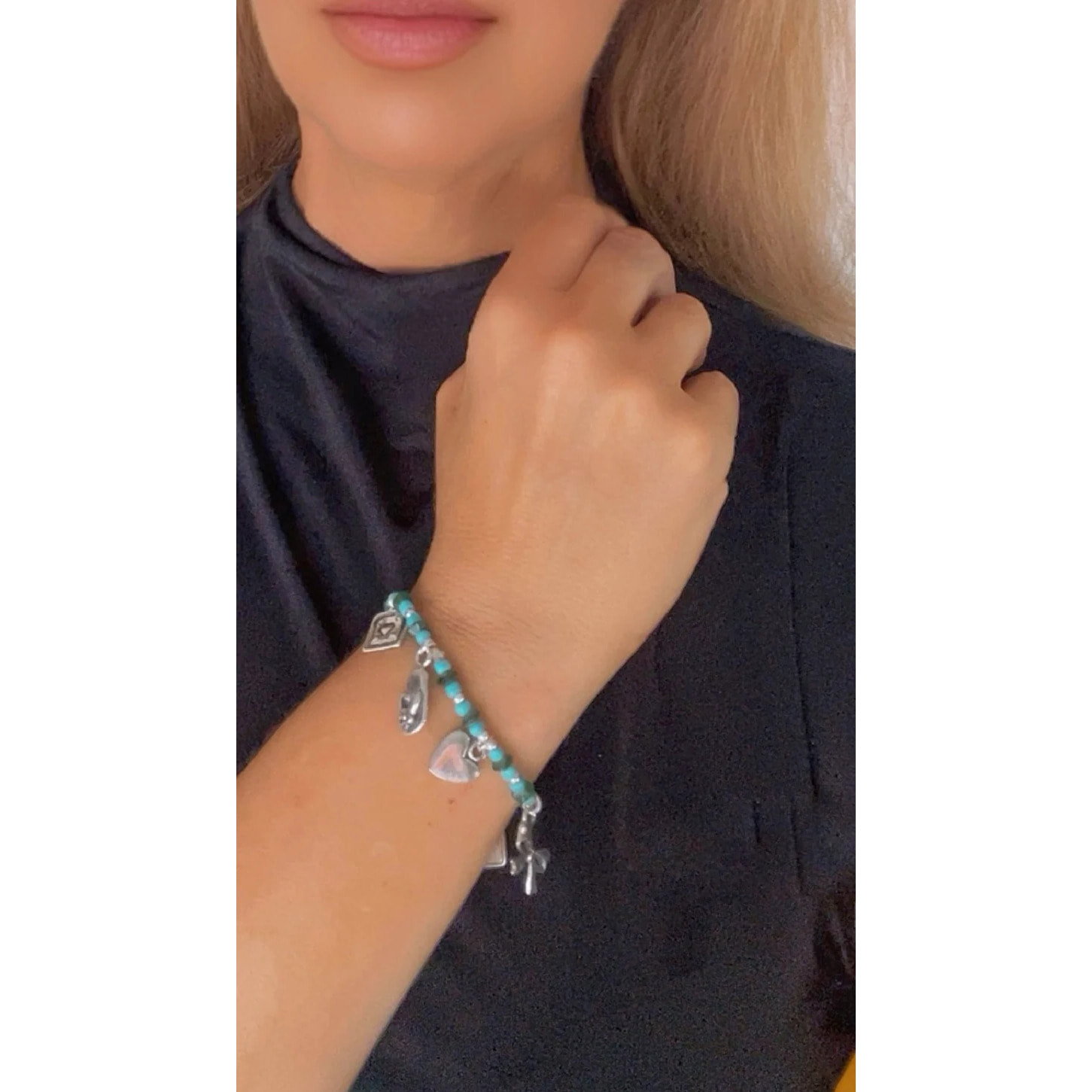 Pulsera elástica charms plata 10µ con resinas colores tono azul