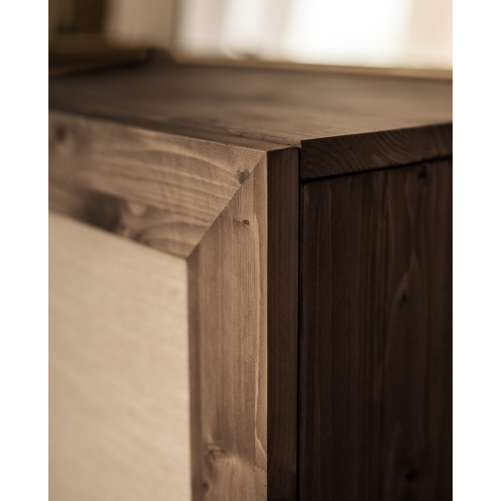 Buffet en bois de sapin et toile de lin ton noyer 100x80 Hauteur: 100 Longueur: 80 Largeur: 40