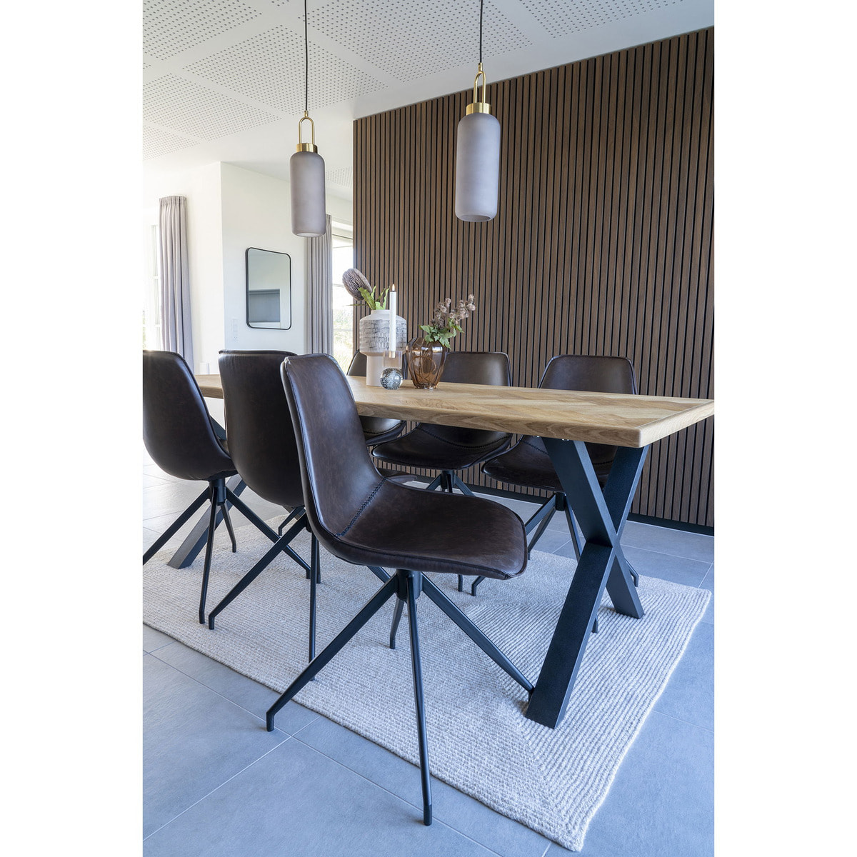 Set 2 sedie da pranzo girevoli Monaco in ecopelle marrone scuro con gambe nere