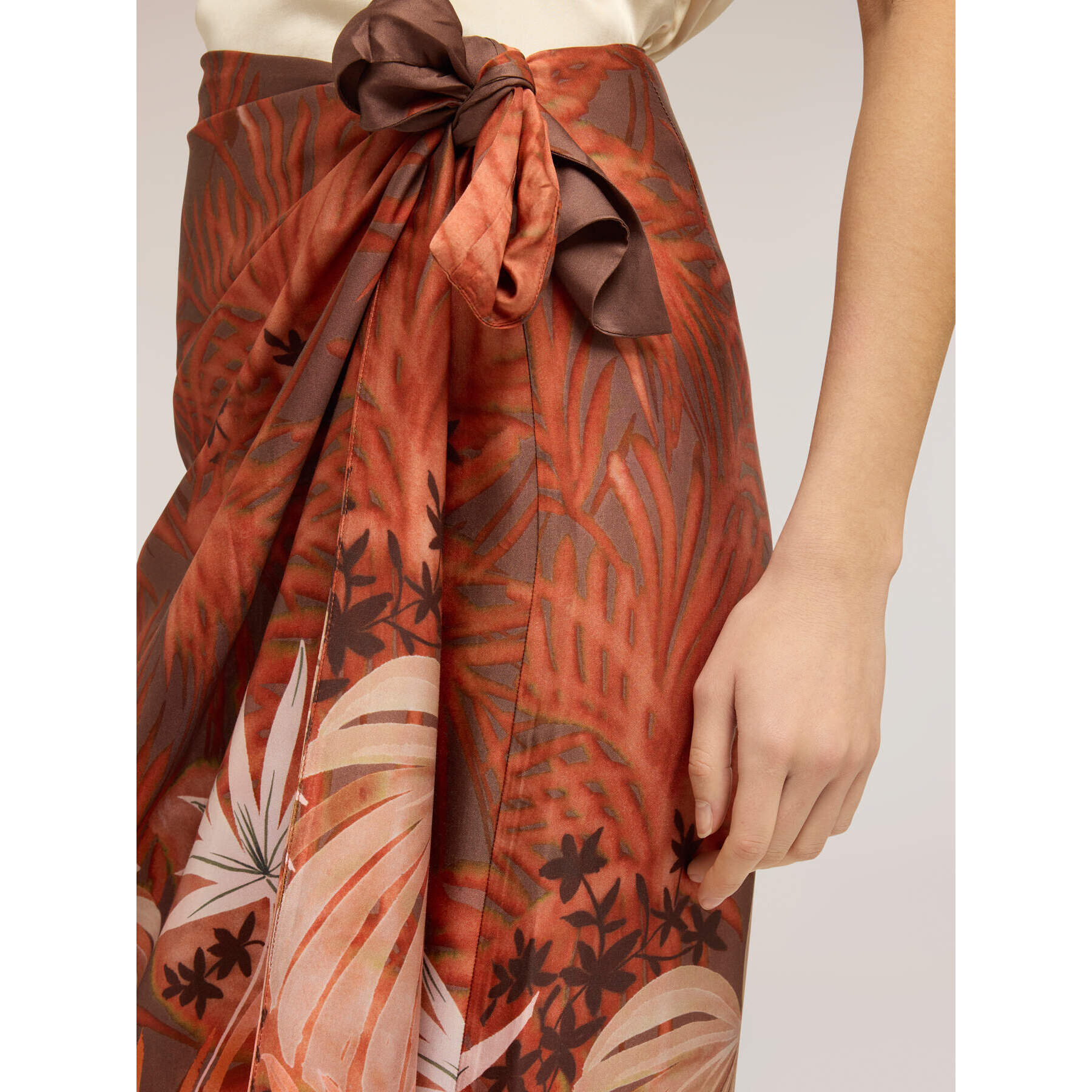Motivi - Falda efecto pareo en raso con estampado - Naranja sol
