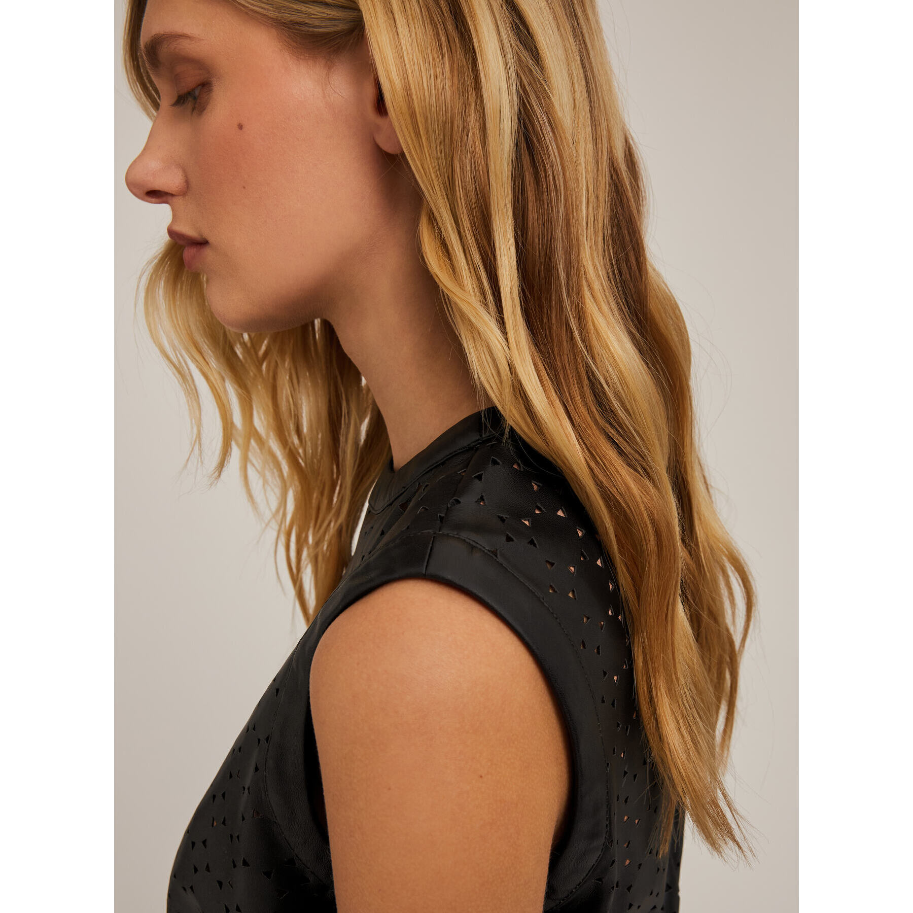 Motivi - Vestito a tubino traforato in tessuto spalmato - Nero