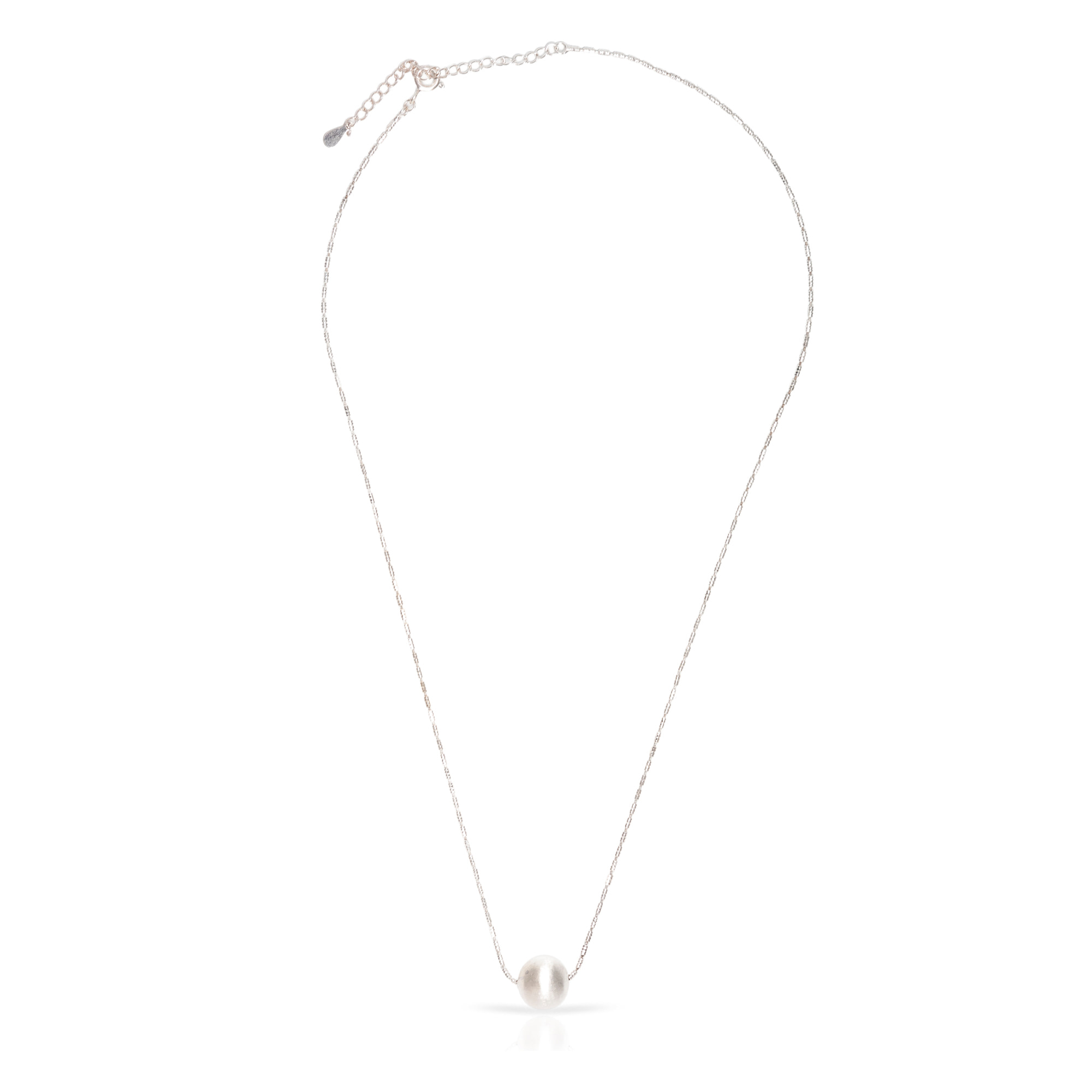 Collar de plata de ley 925 con cuenta de perla y cierre de resorte.