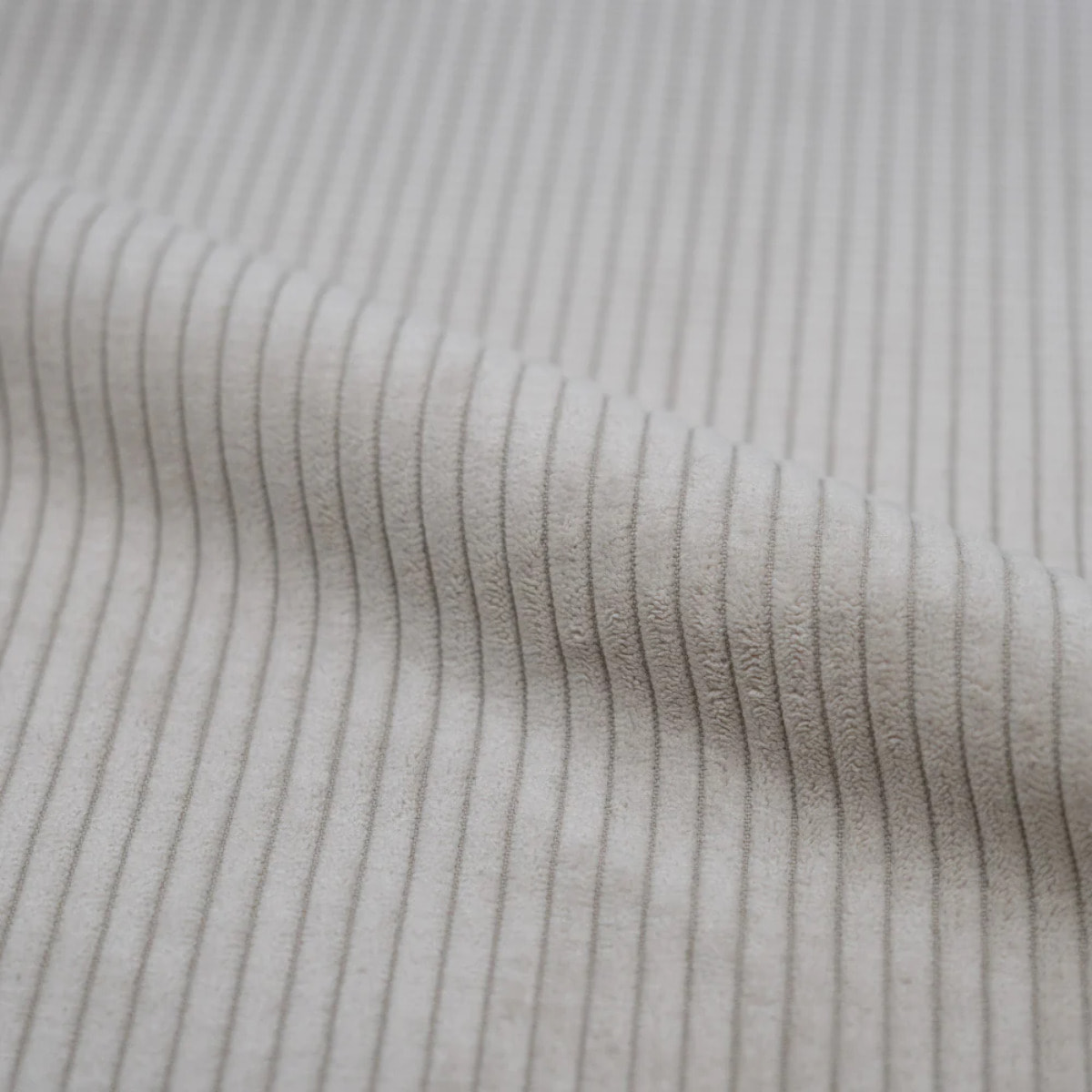 Pouf rond en velours côtelé beige - Lily