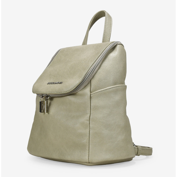 Mochila deportiva verde con solapa