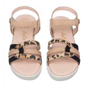 Sandalia toda en piel con suela hiper flexible.