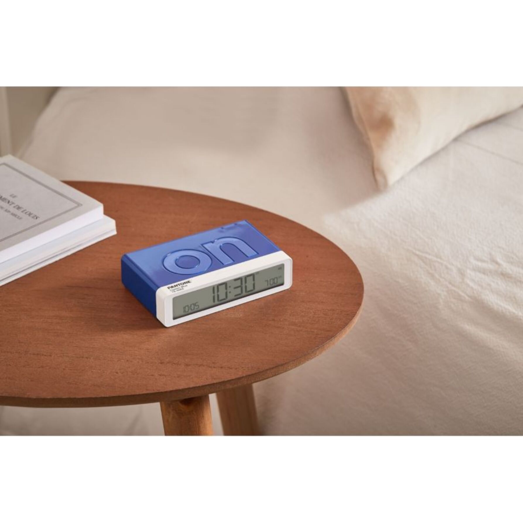 Réveil LEXON x Pantone Flip Classic Bleu