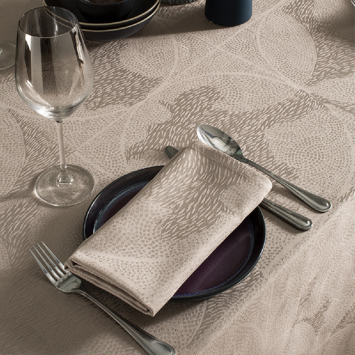 Nappe enduite jacquard Mille gouttes taupe