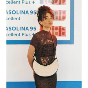 Bolso de hombro beige en rafia