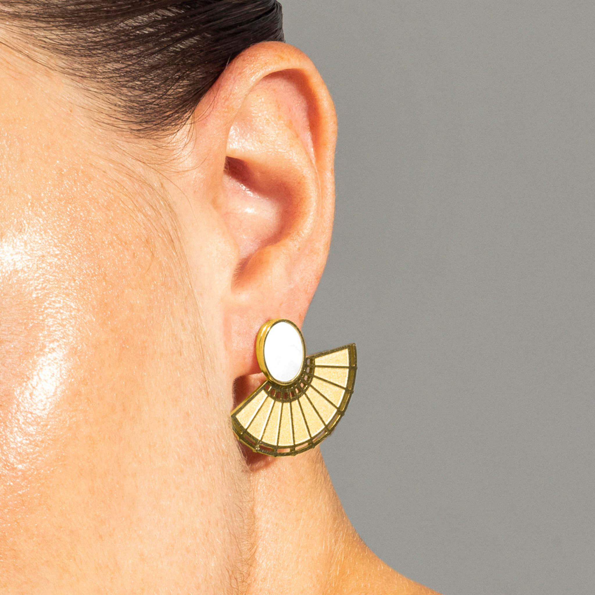 Pendientes de Madreperla Blanca acabados en oro amarillo de 18K- Phieo
