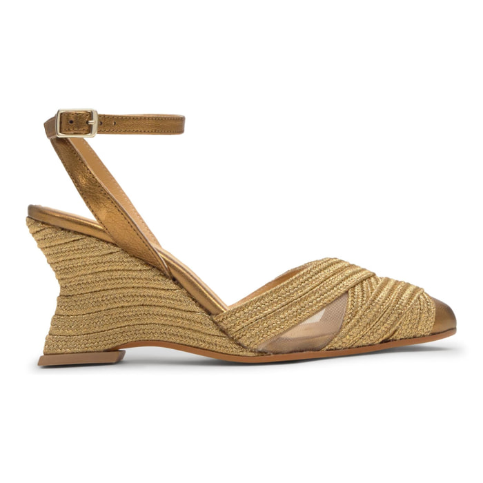 Zapato salón Joy cuña geométrica en trenzado metalizado artesanal con pulsera y escote en V