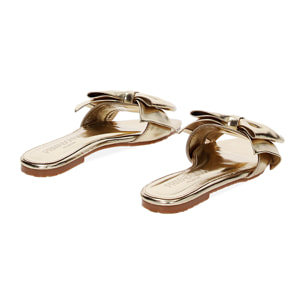 Sandalias planas doradas en laminado