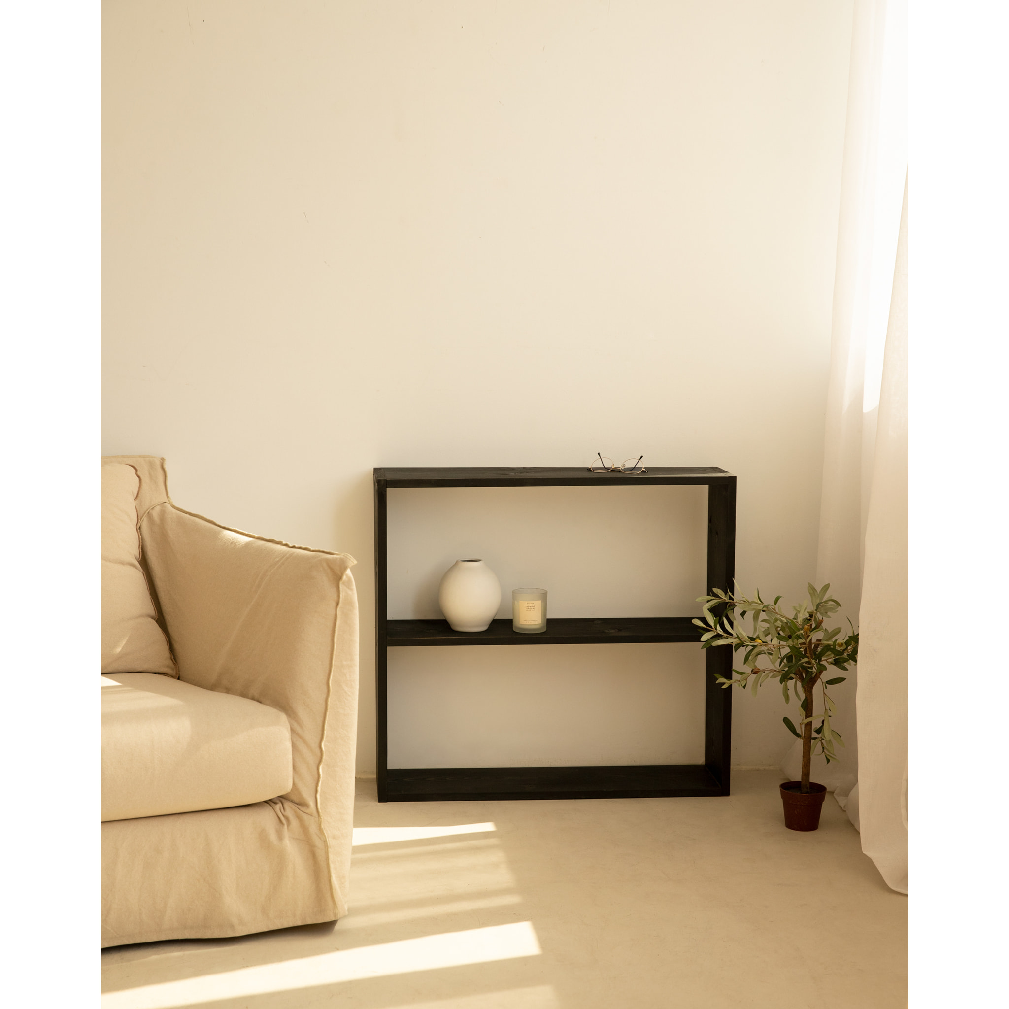 Estantería de madera maciza tono negro con 1 estante Alto: 74 Largo: 80 Ancho: 20