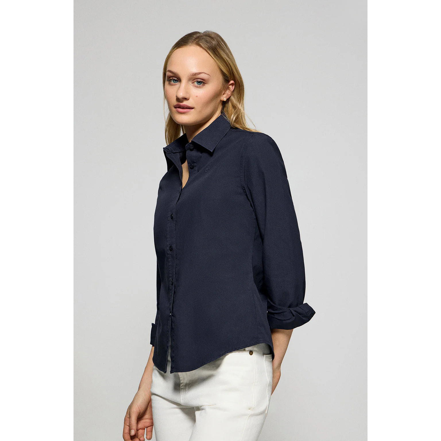 Camisa de popelín garment dye azul marino con logo bordado