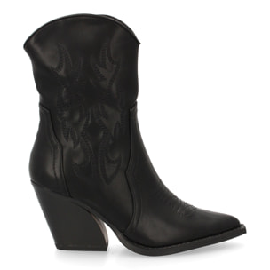 Botín cowboy con grabados en la caña.