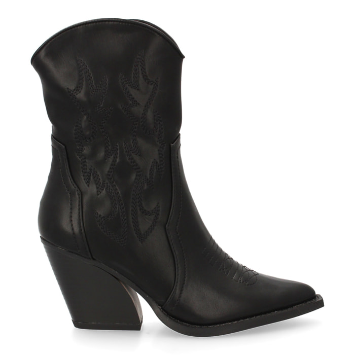 Botín cowboy con grabados en la caña.