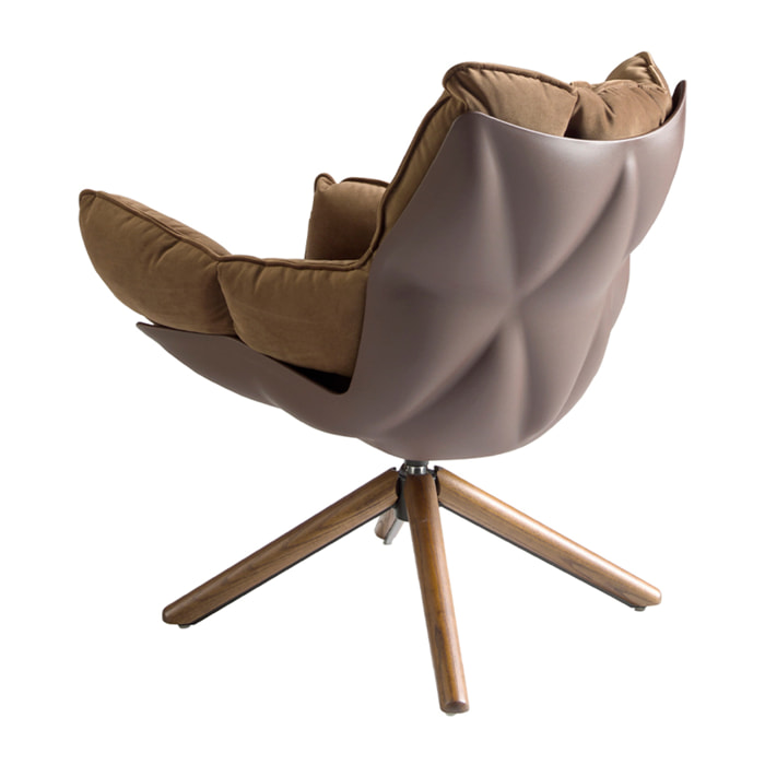 Sillón giratorio tapizado en tela aterciopelada en marrón con estructura de patas de madera en nogal 70x75x94cm