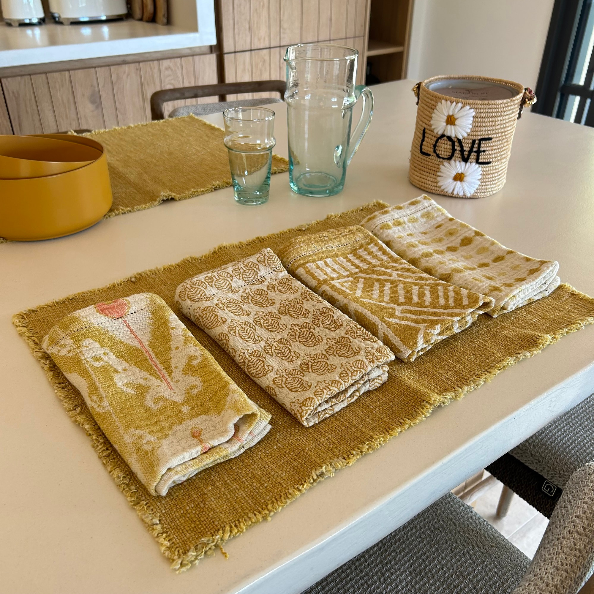 Set d'une nappe et 8 serviettes de table jaune   CAMARO