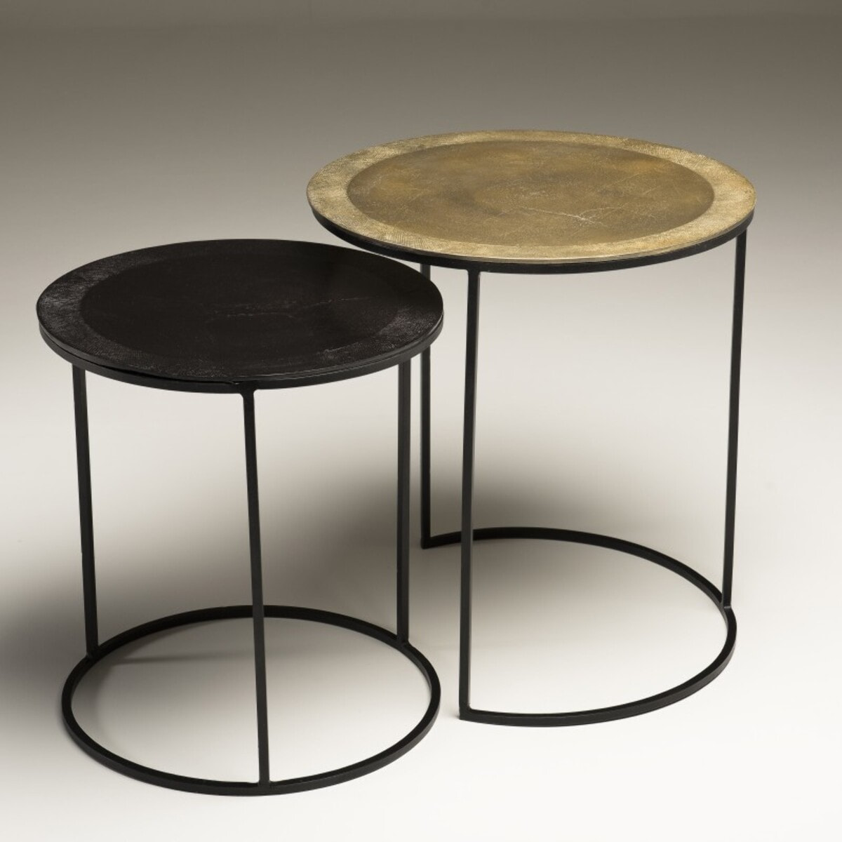 JOHAN - Set de 2 tables d'appoint gigognes rondes aluminium doré et noir - pieds ronds métal noir