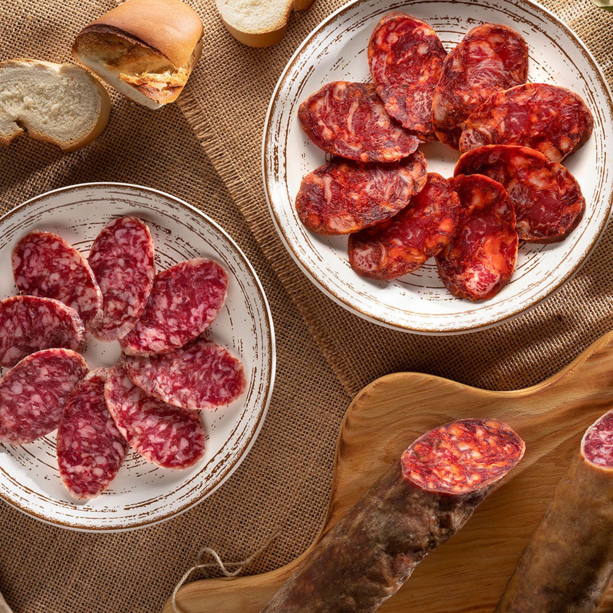 Coffret Délices Ibériques : Vela Chorizo Bellota (200g) + Vela Saucisson Bellota (200g) + Chorizo Sarta Piquant (350g) + Sobrasada Ibérica 100% Naturelle (250g) + Caisse Cadeau C. Nieto - 1 kg - Espagne - César Nieto