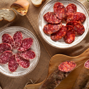 Coffret Délices Ibériques : Vela Chorizo Bellota (200g) + Vela Saucisson Bellota (200g) + Chorizo Sarta Piquant (350g) + Sobrasada Ibérica 100% Naturelle (250g) + Caisse Cadeau C. Nieto - 1 kg - Espagne - César Nieto