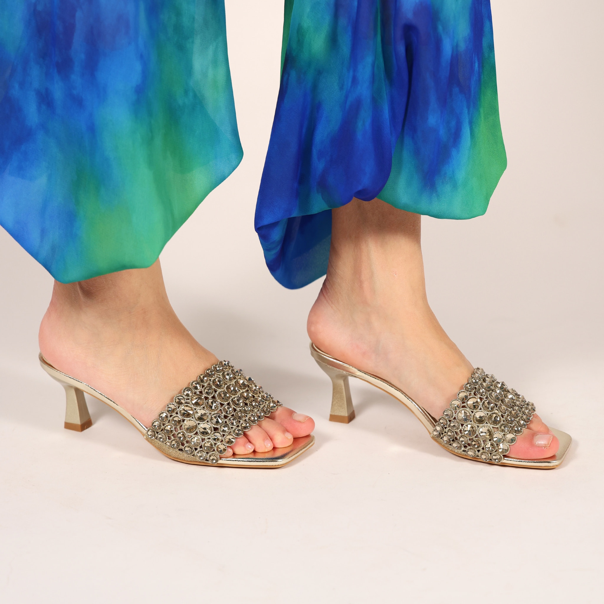 Sandali in simil pelle con tacco a rocchetto e fascia gioiello