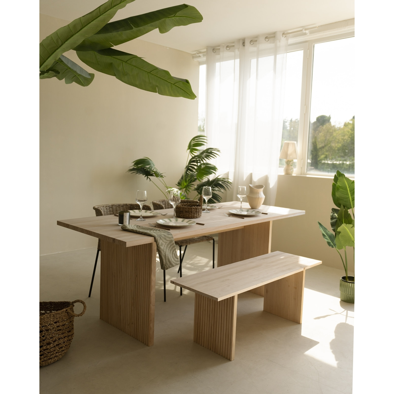 Table de salle à manger en bois massif dans le ton du bois chêne moyen de différentes tailles