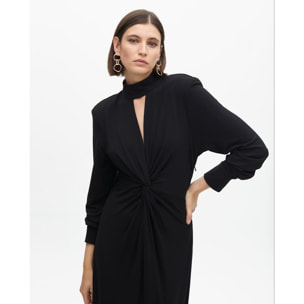 Abito Lungo con Dettaglio al Collo