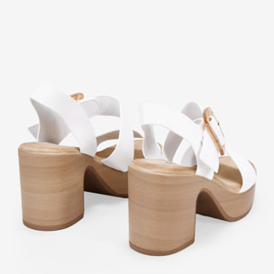 Sandalias de tacón blancas con hebilla