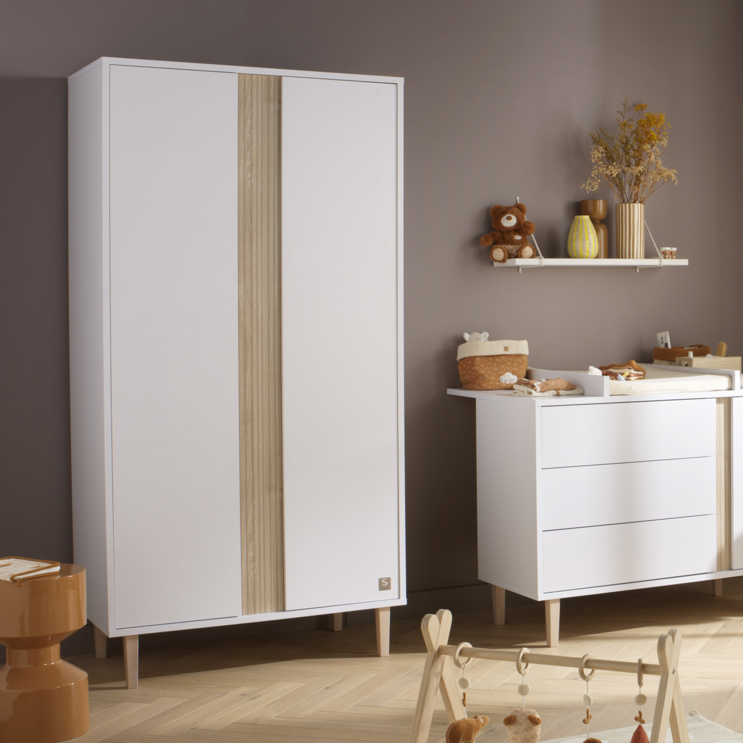 Armoire 2 portes avec détail imitation bois texturé et pieds bois