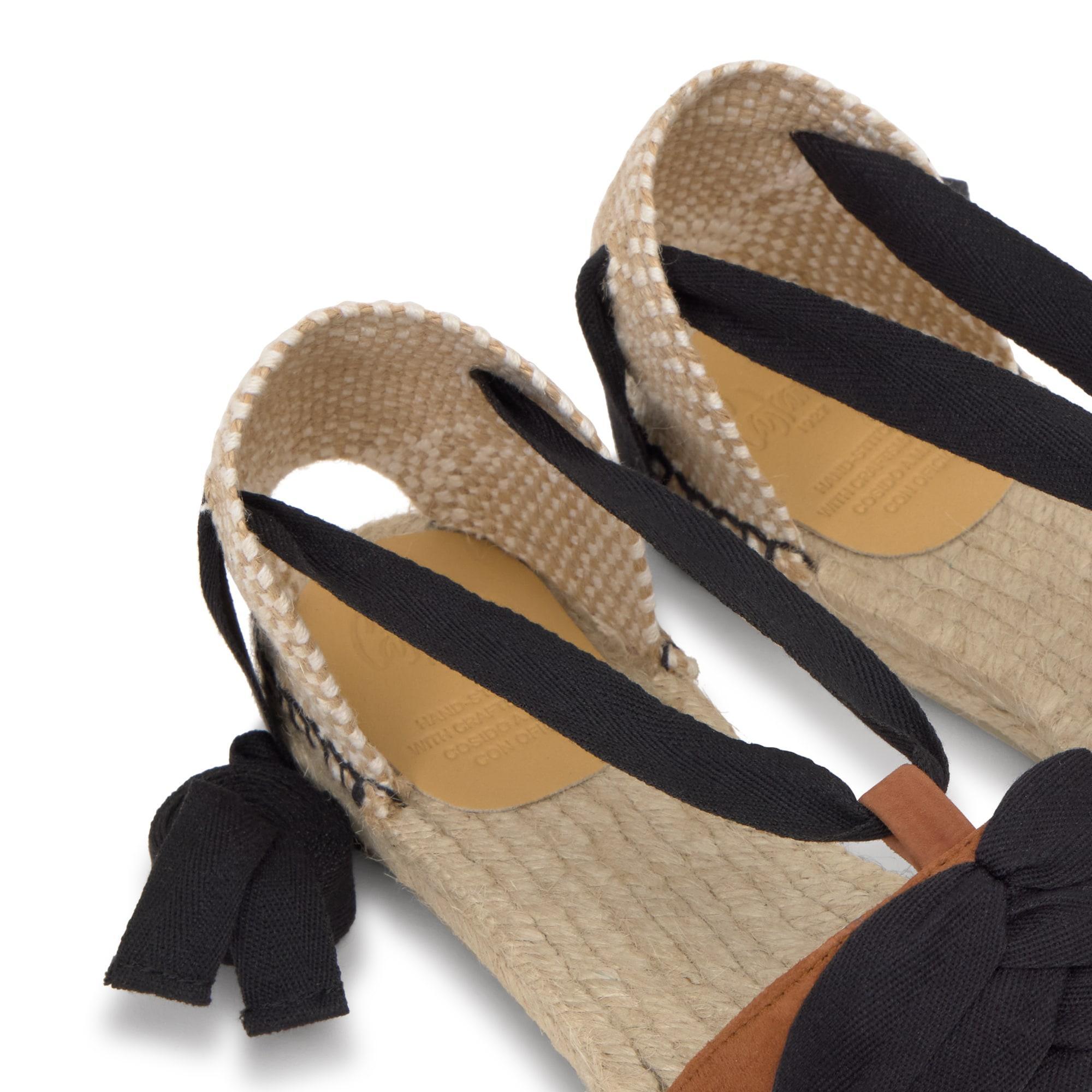 Alpargata plana embetada Kiva en ante con cintas y pespunte a contraste