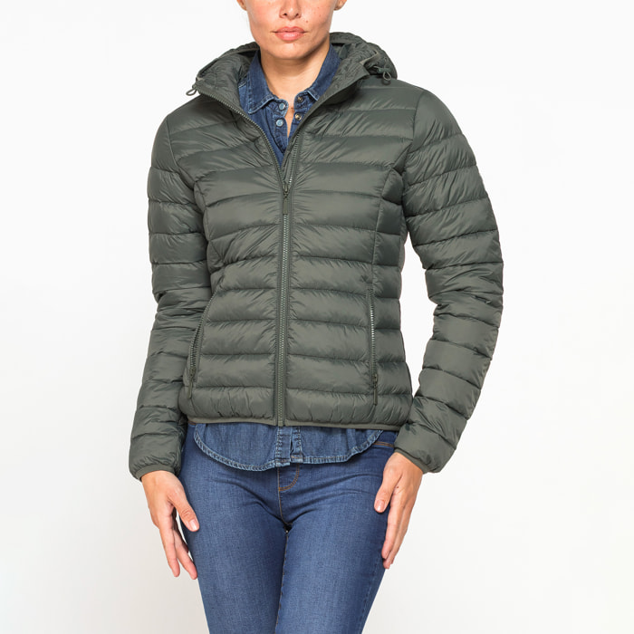 GIUBBOTTO RESISTENTE ALLA PIOGGIA CON IMBOTTITURA ULTRA LEGGERA. Vestibilità regolare.