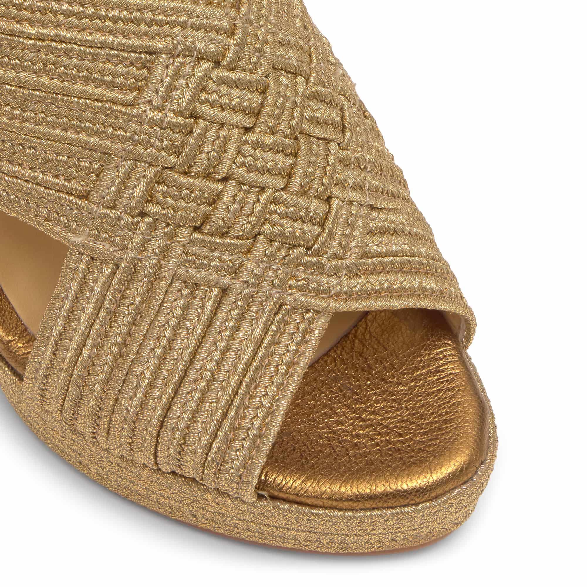 Sandalia Juliet cuña forrada en trenzado metalizado artesanal con hebilla