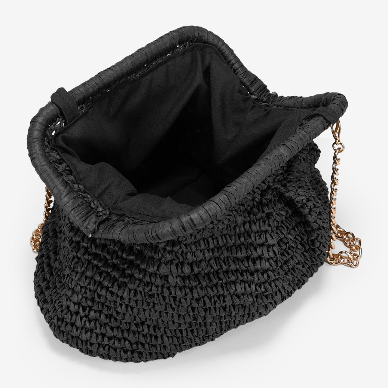 Bolso clutch negro de rafia con cadena