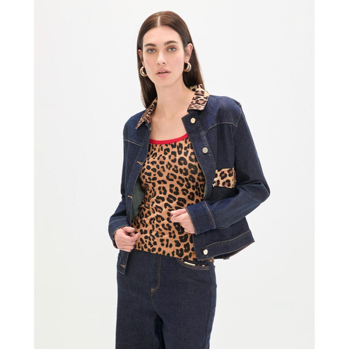 Giacca corta in denim con dettagli leopardati su colletto e risvolto.