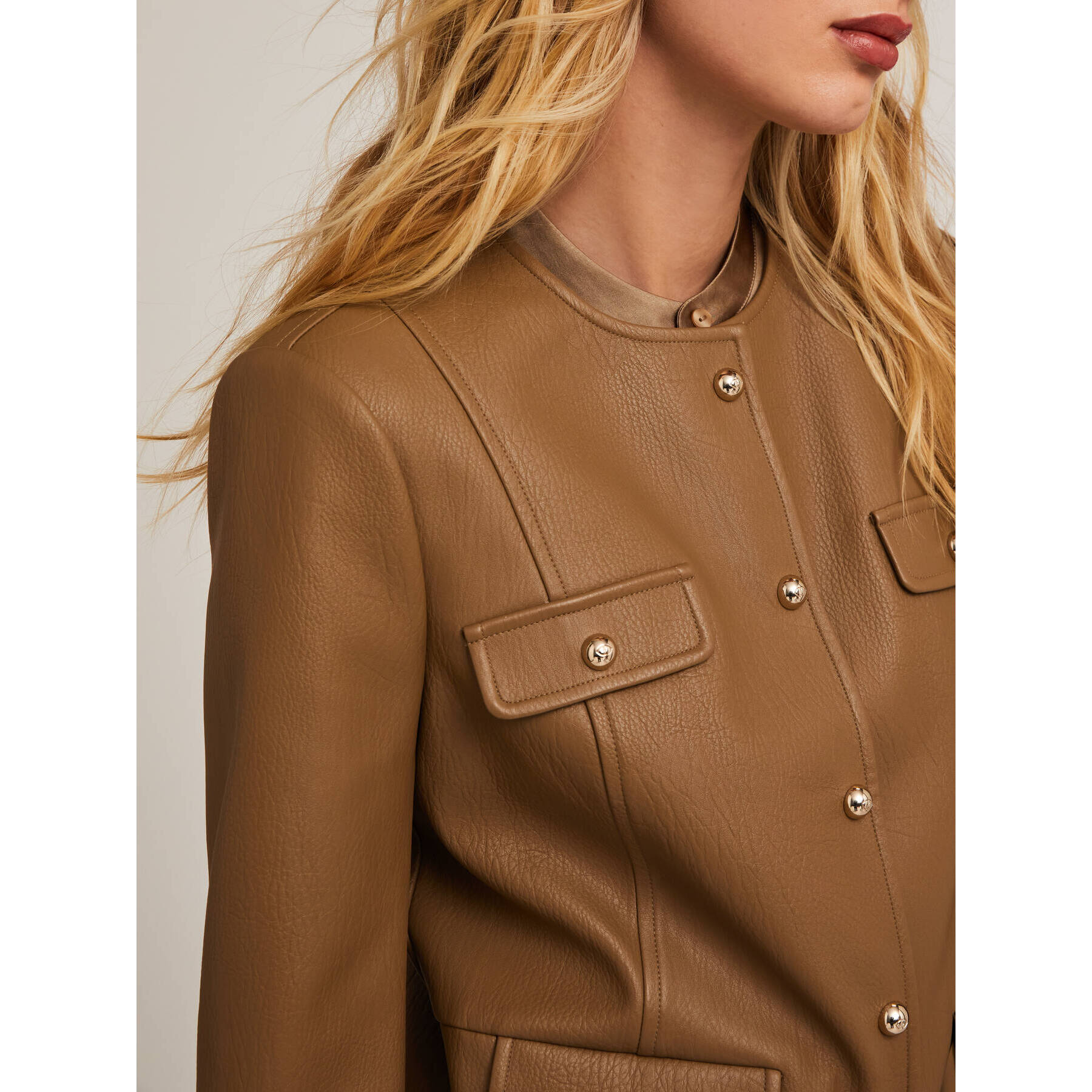 Motivi - Giacca senza colletto in tessuto spalmato - Beige