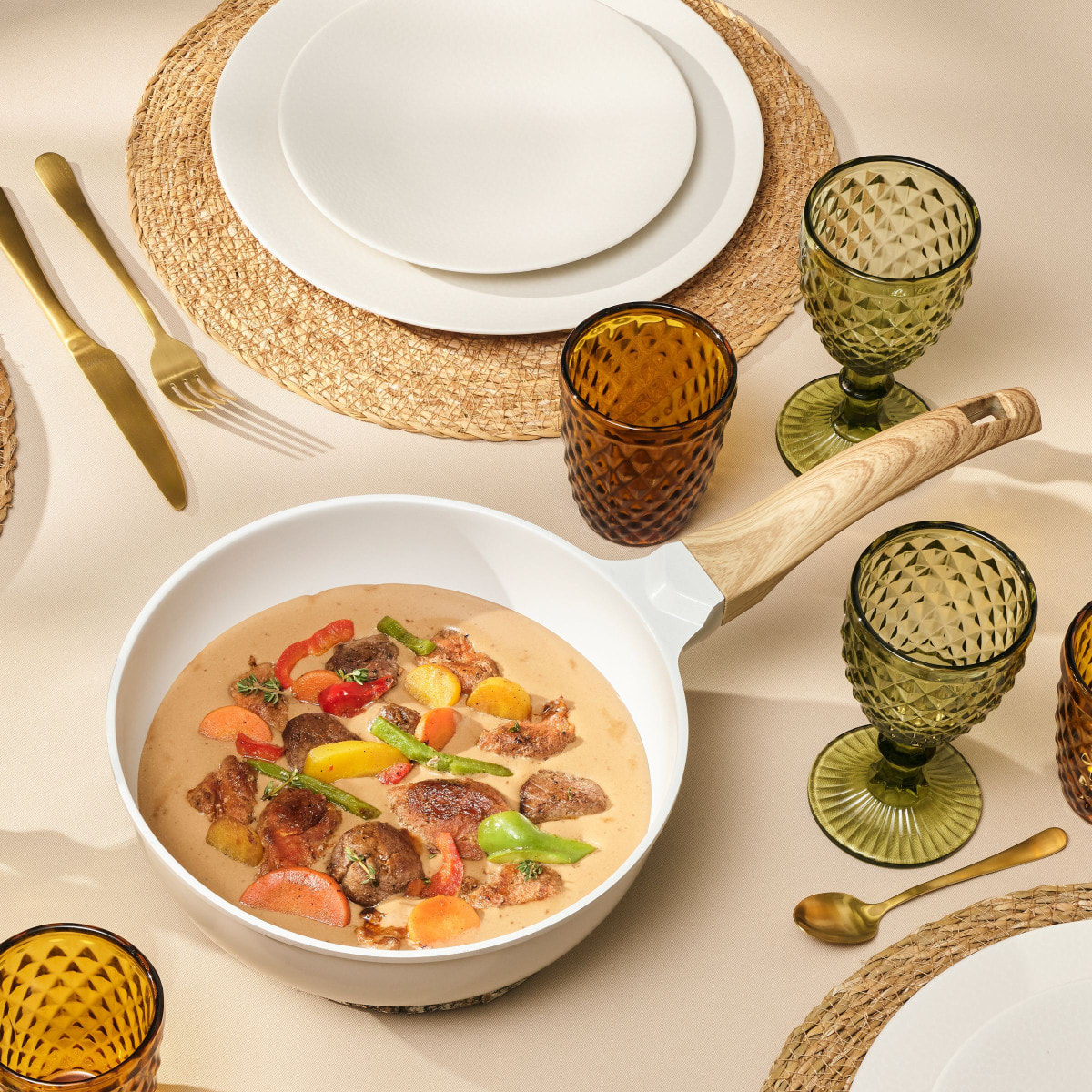 Mythic - Sauteuse 24 cm con rivestimento in ceramica bianca e coperchio