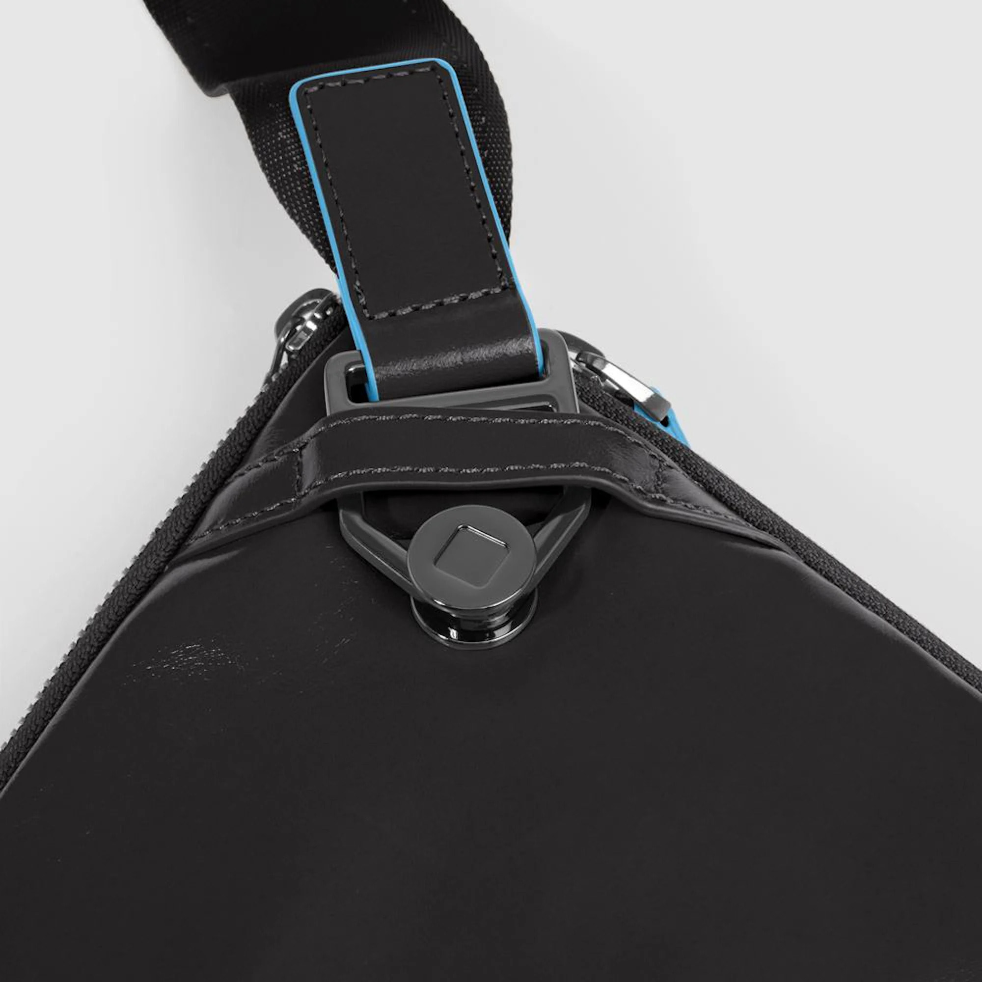 Piquadro Marsupio piatto espandibile in pelle con attacchi tracolla riposizionabili e tasca per AirPods®