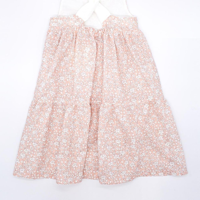 Vestido midi de flor rosa. Falda de volantes y tirantes cruzados en la espalda.