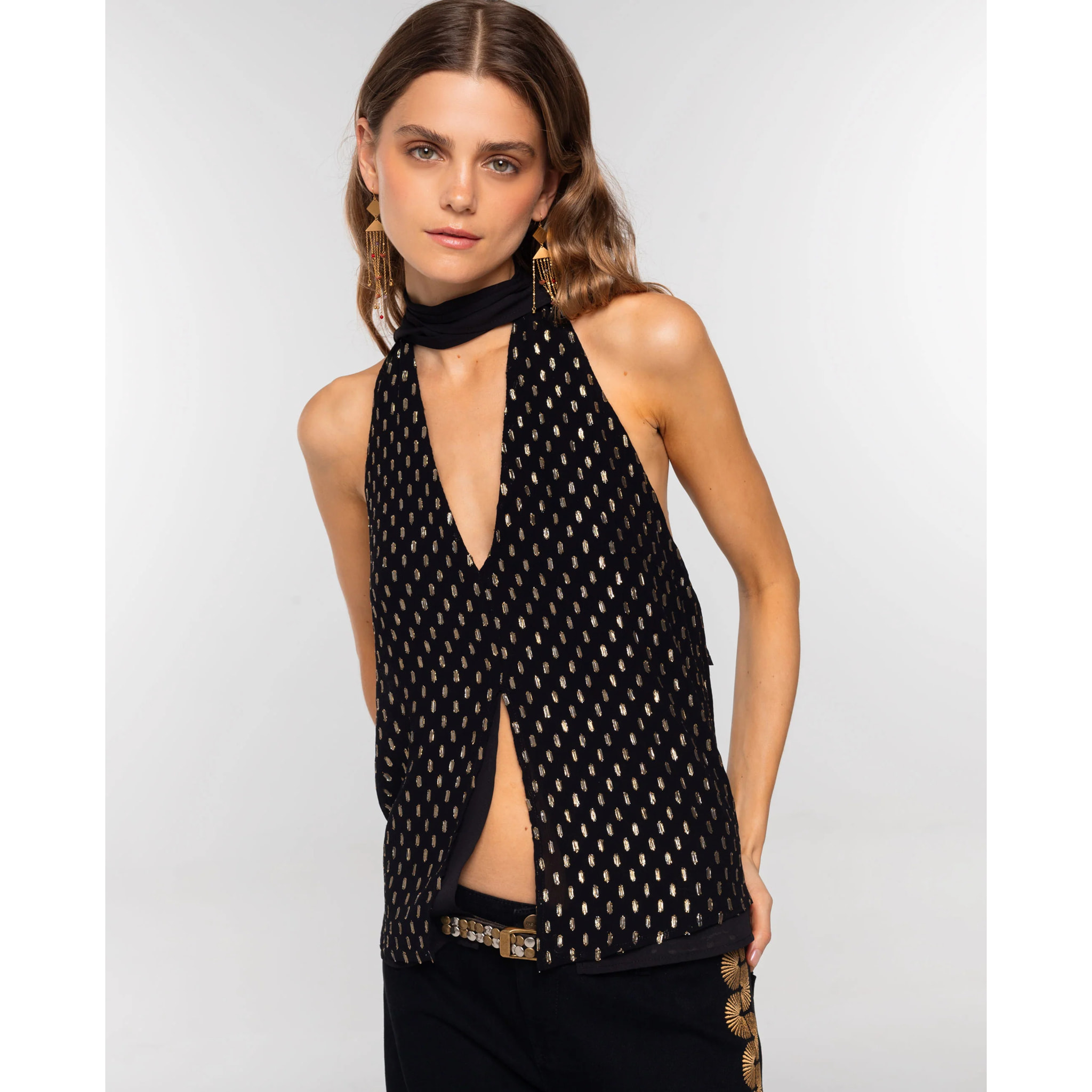 Top plumeti de mujer con escote en pico y lazada al cuello.