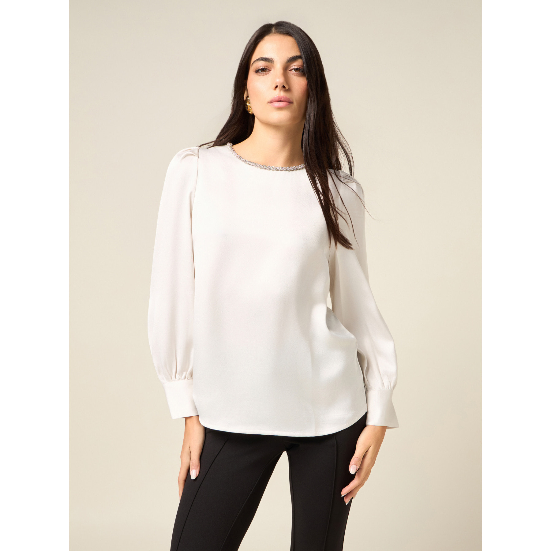 Oltre - Blusa in raso con dettaglio gioiello - Bianco
