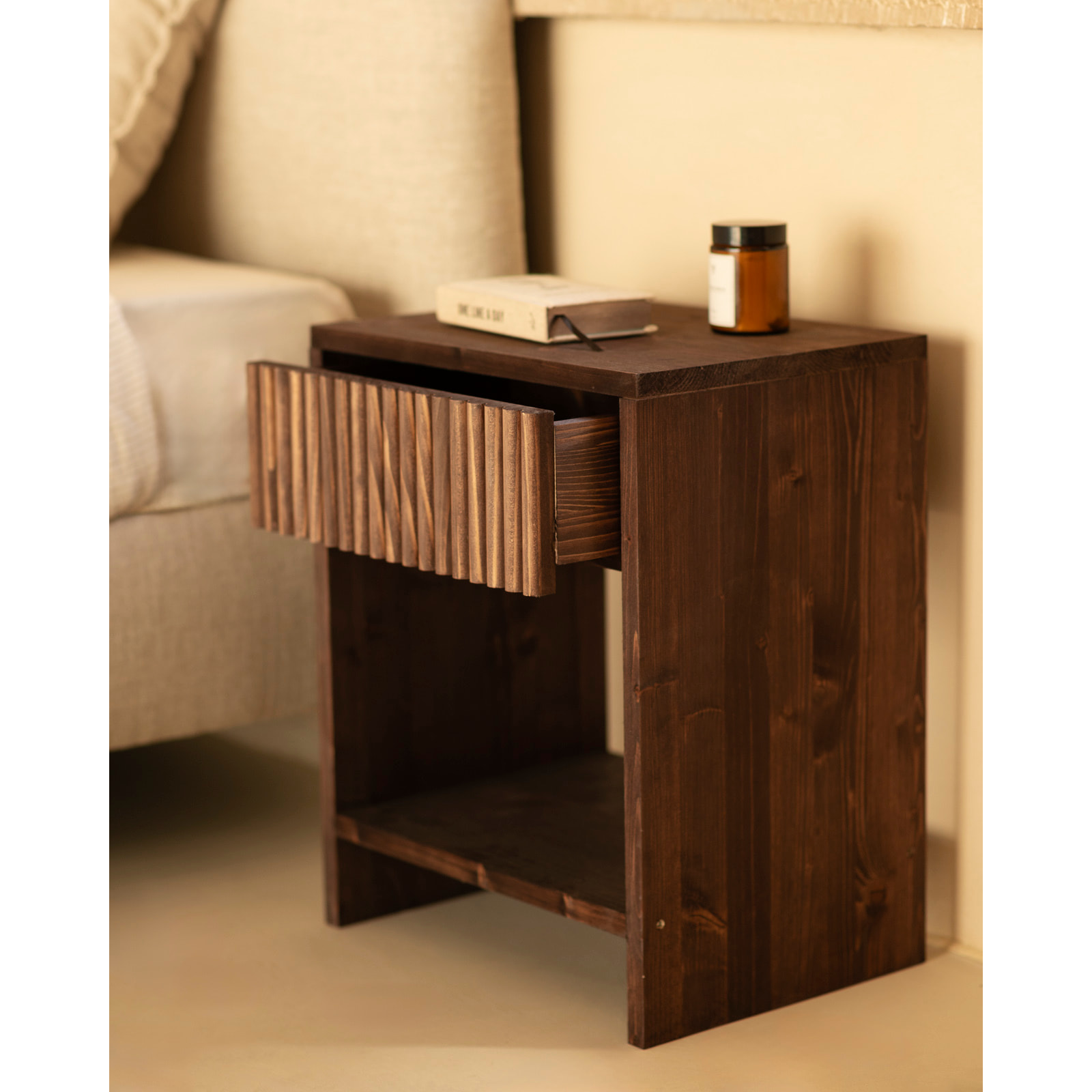 Pack de 2 mesitas de noche de madera maciza con un cajón en tono nogal de varias medidas